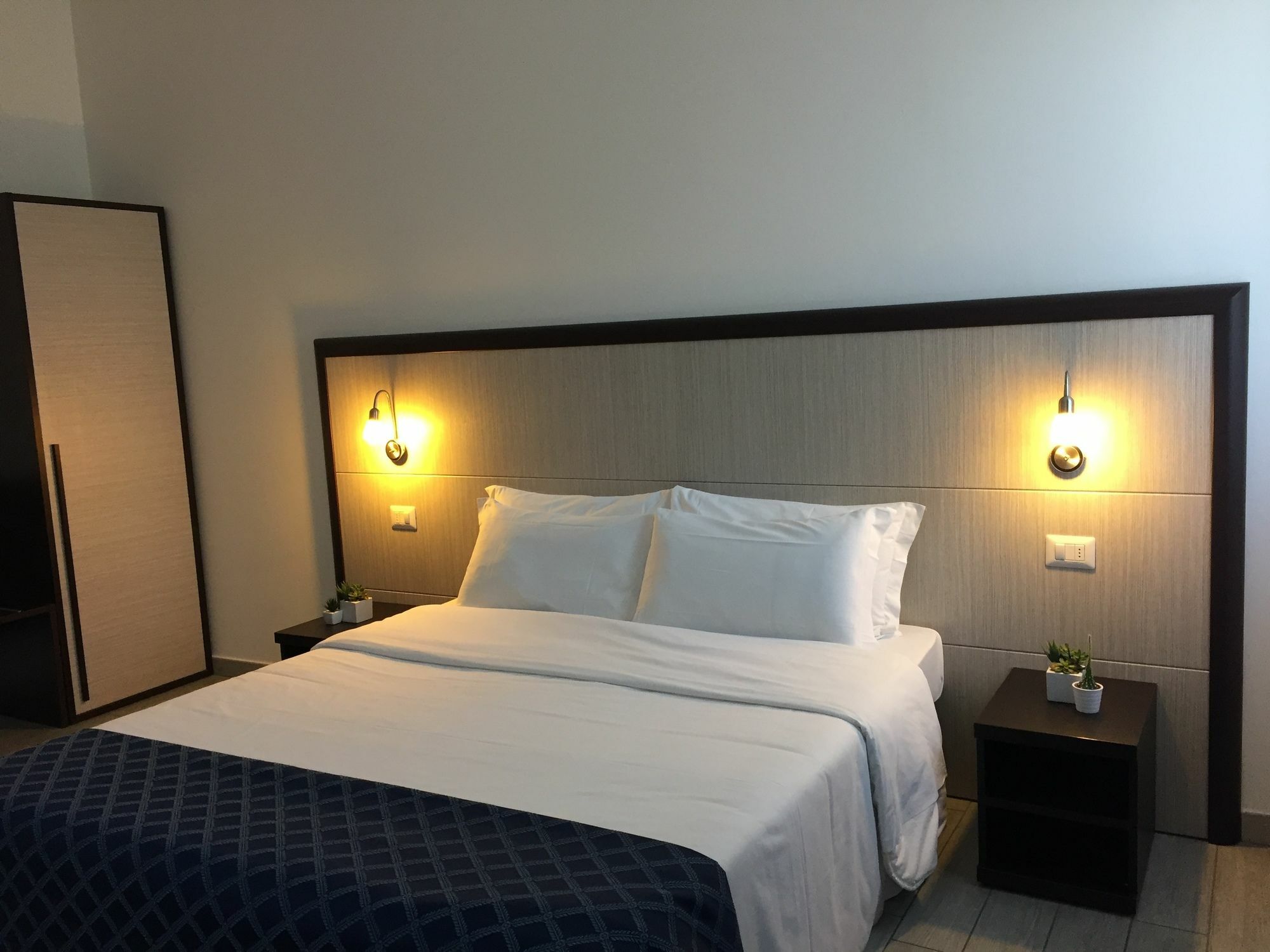 Av Hotel Milano Экстерьер фото